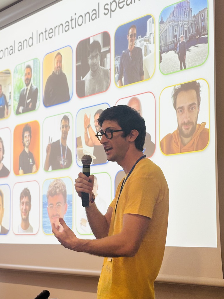Filippo Saretta sul palco come presentatore alla DevFest GDG Vicenza 2025